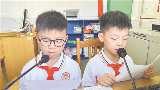 学生在“红领巾广播站”播报节目。