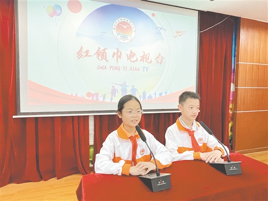沙坪街道第一小学结合学生实际需求，积极打造丰富多彩的“小海鸥”节目内容。图为学生在为“红领巾电视台”录制节目。