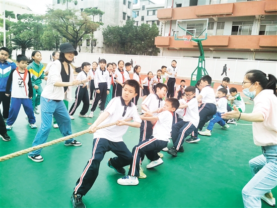双方队员紧握长绳，齐心协力，鼓足劲拼命往后拉，全力以赴为班级荣誉而战。