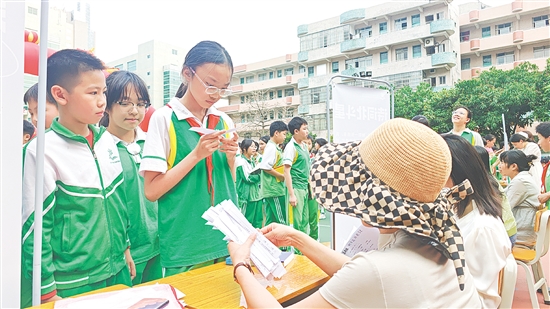 游戏区设置了多个游戏摊位，考验学生的朗读能力、科学知识储备、诗词知识储备、语言组织能力及口头表达能力。