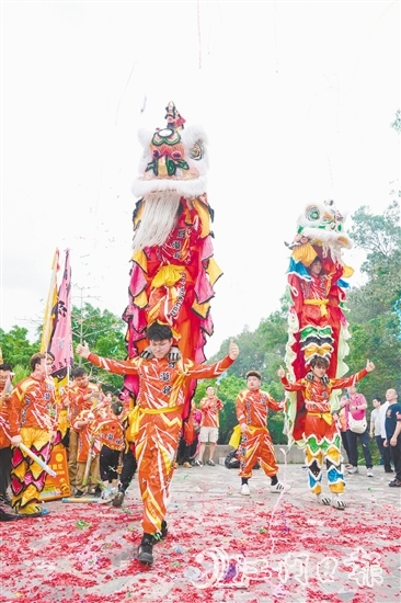 一众弟子以醒狮和武术的形式表达对祖师的缅怀。
