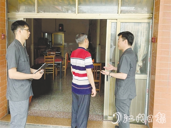 法官到李大爷家回访，发现损坏的房屋已经基本修复。