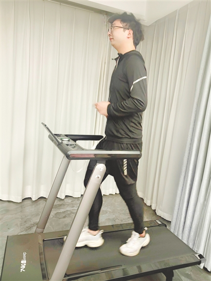 小张为减重制定了详细的运动和饮食计划。