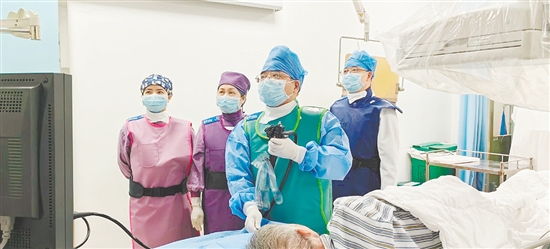 七旬血透患者遭胆石之困，消化内科团队协作巧破难关。