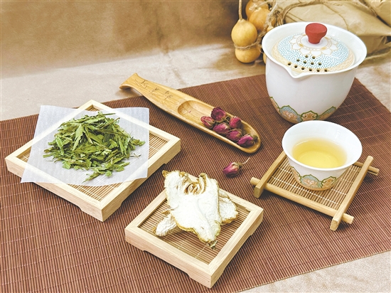 养生茶饮适合各年龄段市民饮用。