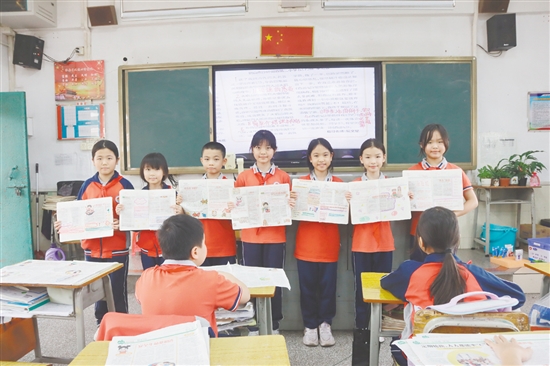 蓬江区发展小学学生展示读书笔记。