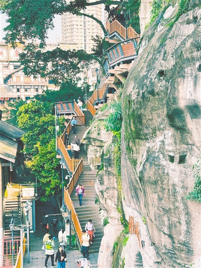 沿山城步道拾级而上，感受重庆山城的魅力。