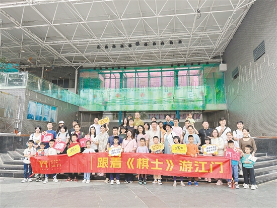 棋手们与家人一同打卡长堤历史文化街区。