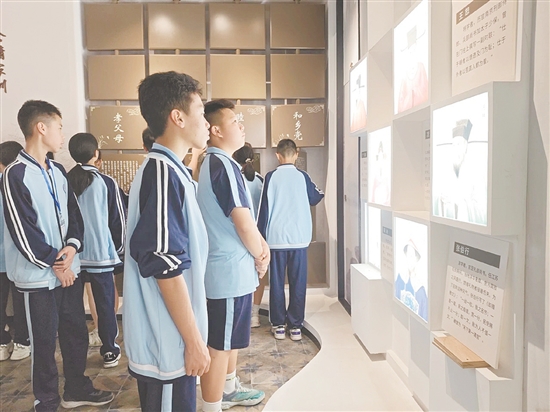 学生们参观风采堂主题展览。