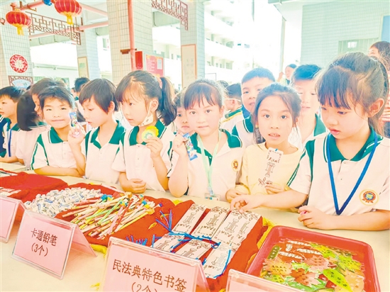 学生们以积攒的奖章兑换心仪奖品。