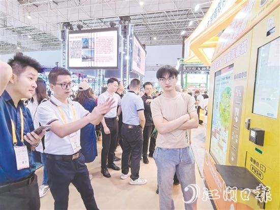 方便米饭、方面汤水只需要在智能售卖机配套的微波炉上加热便可品尝，便捷、美味又营养。