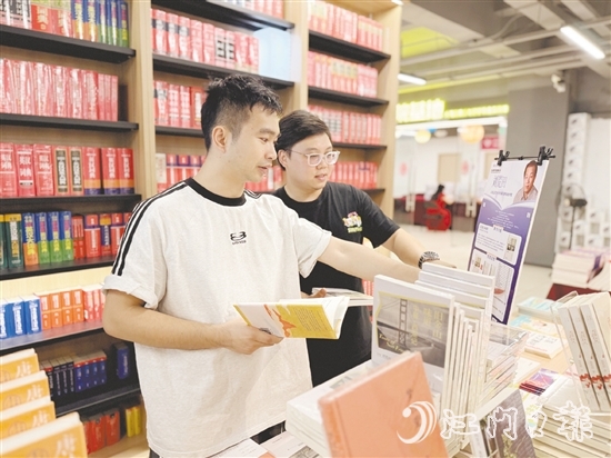 台山市推动全民阅读,促进阅读空间遍地开花,让书香氛围日益浓厚。 台山市推动全民阅读,促进阅读空间遍地开花,让书香氛围日益浓厚。