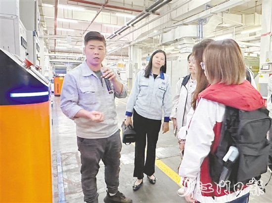 在雅图仕仓储物流环节，AGV智能叉车发挥重要作用。
