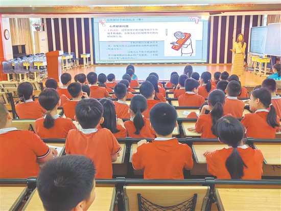 华东社区党委携手江门市实验小学开展安全教育活动，以“沉浸式”教育为未成年人构建起网络安全防护墙。