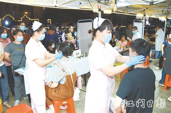 中医“大咖”化身摊主，为市民提供“一对一”问诊、健康指导等服务。