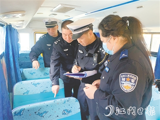 交警联合教育部门对恩平市校车开展全面排查。