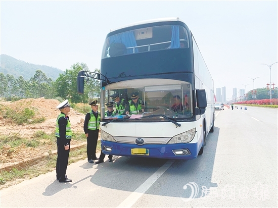 交警部门在重点区域设置流动检查点，严查客运车辆违规揽客、不按核定线路行驶等乱象。