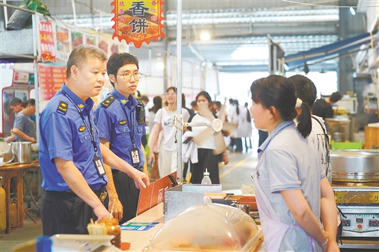 白沙街道执法办执法人员在龙湾集市开展执法检查工作。