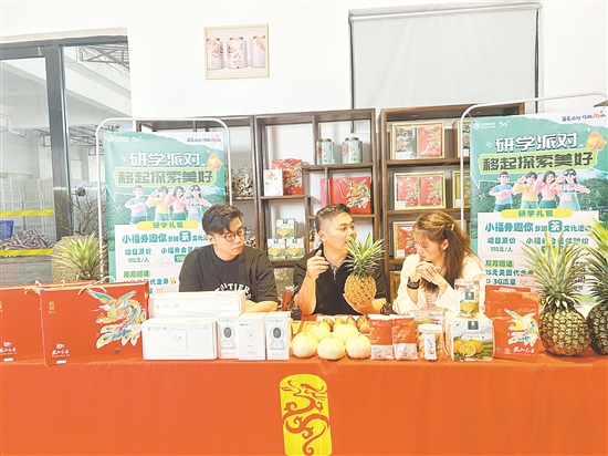 罗家宏（中）在直播带货。