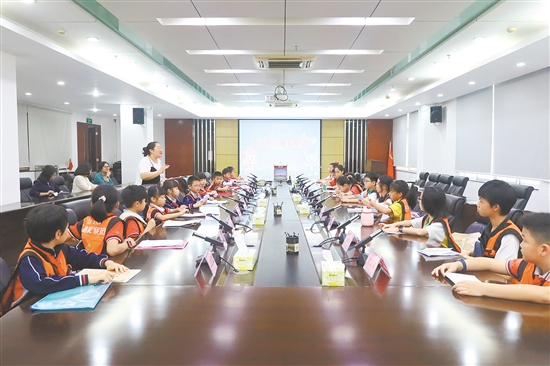 团员们开展第一次议题讨论，为城市建设“出点子”。