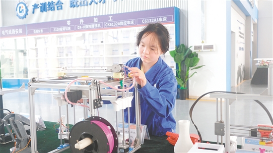 冯晓荧在操作3D打印机。