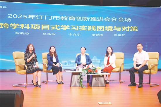 分组研讨碰撞出智慧火花。