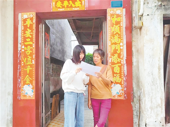 齐旸（左一）深入基层，与居民面对面交流。