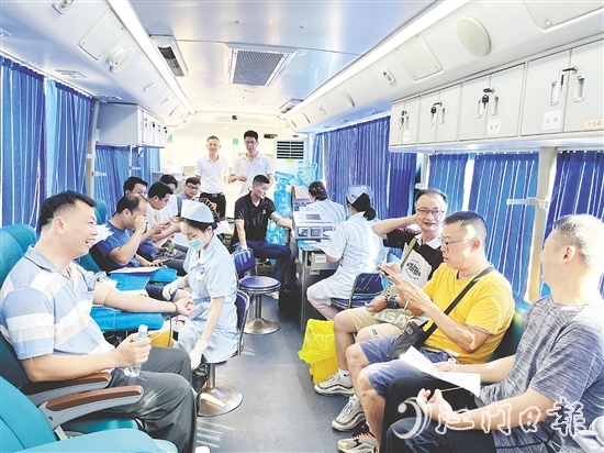 献血车上,总有江门青年的身影。 献血车上,总有江门青年的身影。