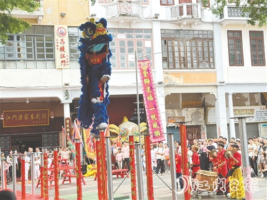 青年广场上，15支精锐狮队展开精彩比拼。
