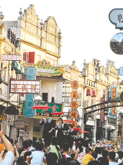 赤坎华侨古镇游人如织。