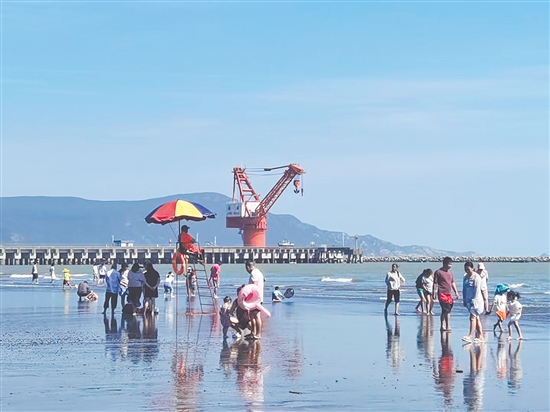 在台山钦头湾海浴场，游客尽情享受阳光、海浪与沙滩。