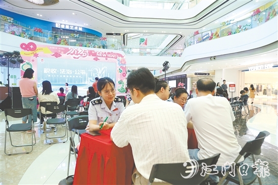 税务干部为市民“一对一”解答疑问。 税务干部为市民“一对一”解答疑问。