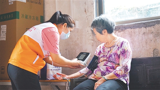 这是一双不辞辛劳的手。江门市中心医院蓬江分院环市街道社区卫生服务中心护士刘娟冒雨上门,为基层群众测量血压、送药,开展常规检查和日常健康指导,将关怀与专业送进千家万户。 这是一双不辞辛劳的手。江门市中心医院蓬江分院环市街道社区卫生服务中心护士刘娟冒雨上门,为基层群众测量血压、送药,开展常规检查和日常健康指导,将关怀与专业送进千家万户。