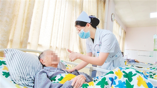 这是一双传递温度的手。“有时去治愈,常常去帮助,总是去安慰”,江门市第三人民医院内科护士容海清站在床边,将大拇指高高竖起,用轻柔的话语与温暖的肢体语言,鼓励卧床患者树立康复的信心。 这是一双传递温度的手。“有时去治愈,常常去帮助,总是去安慰”,江门市第三人民医院内科护士容海清站在床边,将大拇指高高竖起,用轻柔的话语与温暖的肢体语言,鼓励卧床患者树立康复的信心。