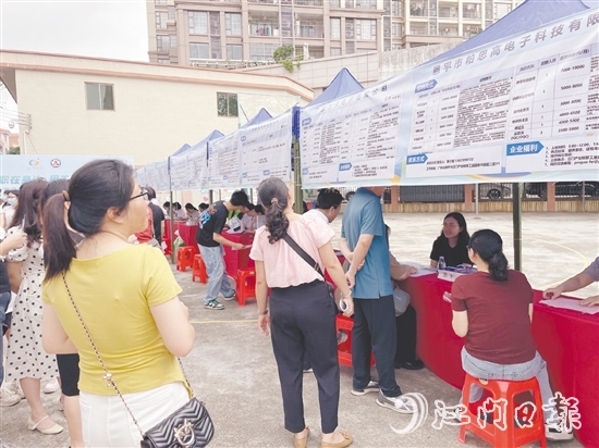 招聘会吸引了不少女性求职者。