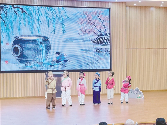 在恩平市成德小学的读书节活动中，学生带来课本剧表演。