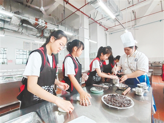 小记者亲手制作糯米糍。
