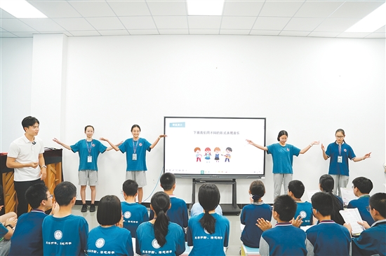 朝气蓬勃的学生们。