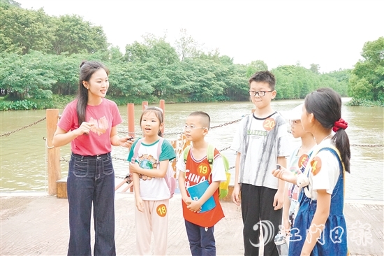 活动通过听讲解、看实景、做实践等互动方式，让孩子们沉浸式学习课本知识。