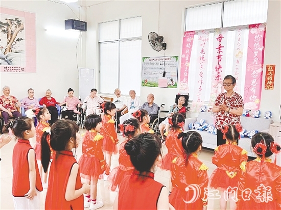 孩子为老人献上精彩的表演。