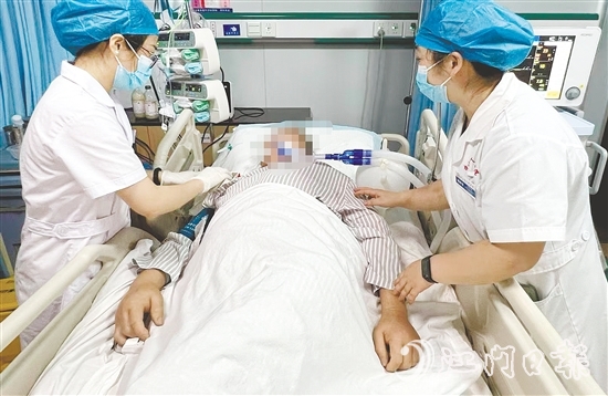 台山市人民医院呼吸与危重症医学科护理团队在生死竞速中展现“呼吸卫士”的使命担当。