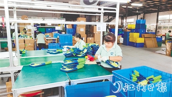 在昌辉玩具的车间，工人们忙碌有序地赶制订单产品。
