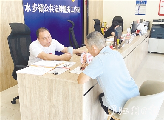 方健达（左）为群众普及法律知识。