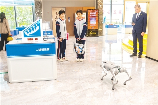 展览涵盖人工智能、芯片技术、生命科学等领域，展出40余件科技展品。