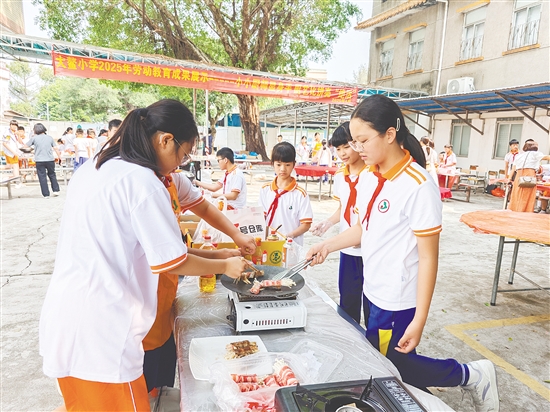 厨艺比赛现场，学生们纷纷大显身手，菜品色香味俱全。