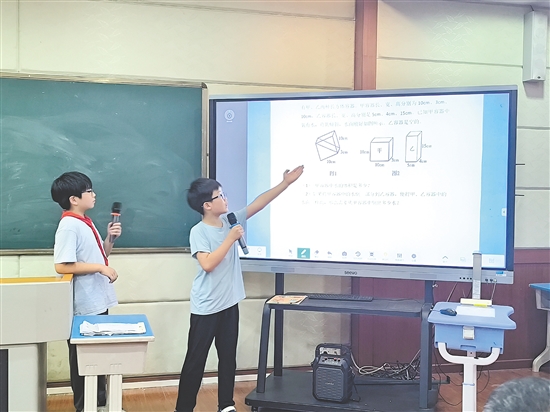 讲台上，学生落落大方、自信满满，用规范的数学语言展现数学魅力。