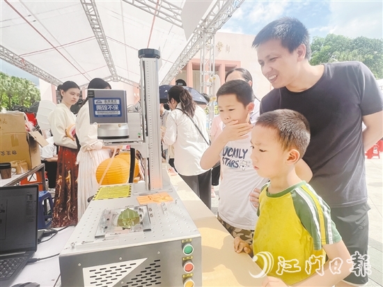 活动吸引众多市民驻足。