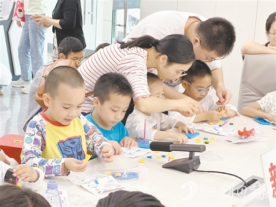 孩子们在进行风力风向标科学实验。