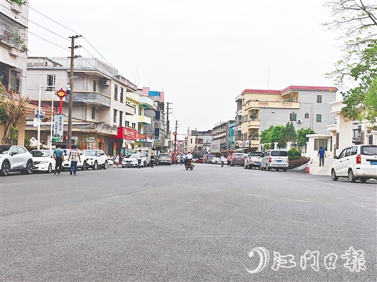 迎龙东路的改造极大地改善了当地群众的出行条件。