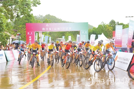 第十五届全国运动会自行车（山地）测试赛鸣枪开赛，选手们展开激烈比拼。